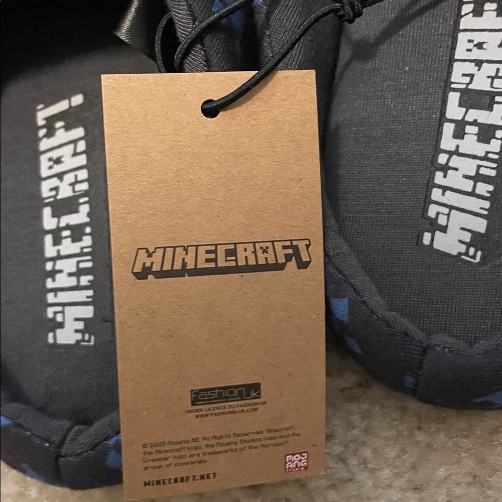 Kids slip on Minecraft slippers - Picture 4 of 4